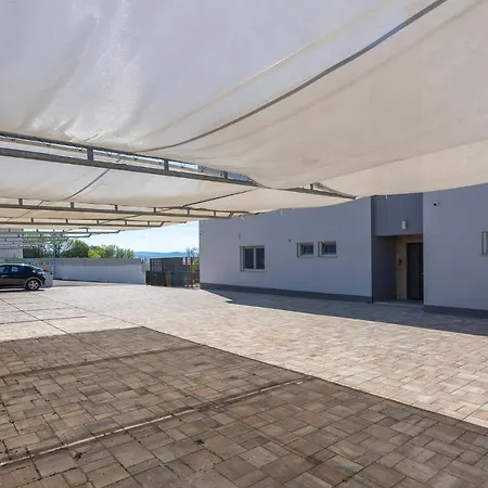 Daire Stunning In With Kitchen Malinska